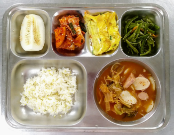 20.6.18 친환경기장밥,부대찌개,야채계란말이,미역줄기볶음,겉절이,참외.png