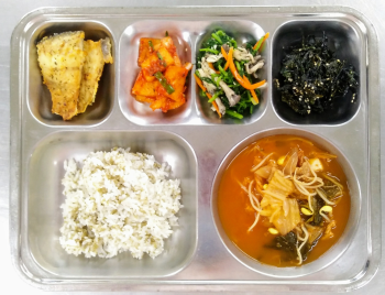 20.7.3 친환경청차조밥,돈육김치찌개,방어구이,쑥갓애느타리무침,석박지,건미역튀각.png