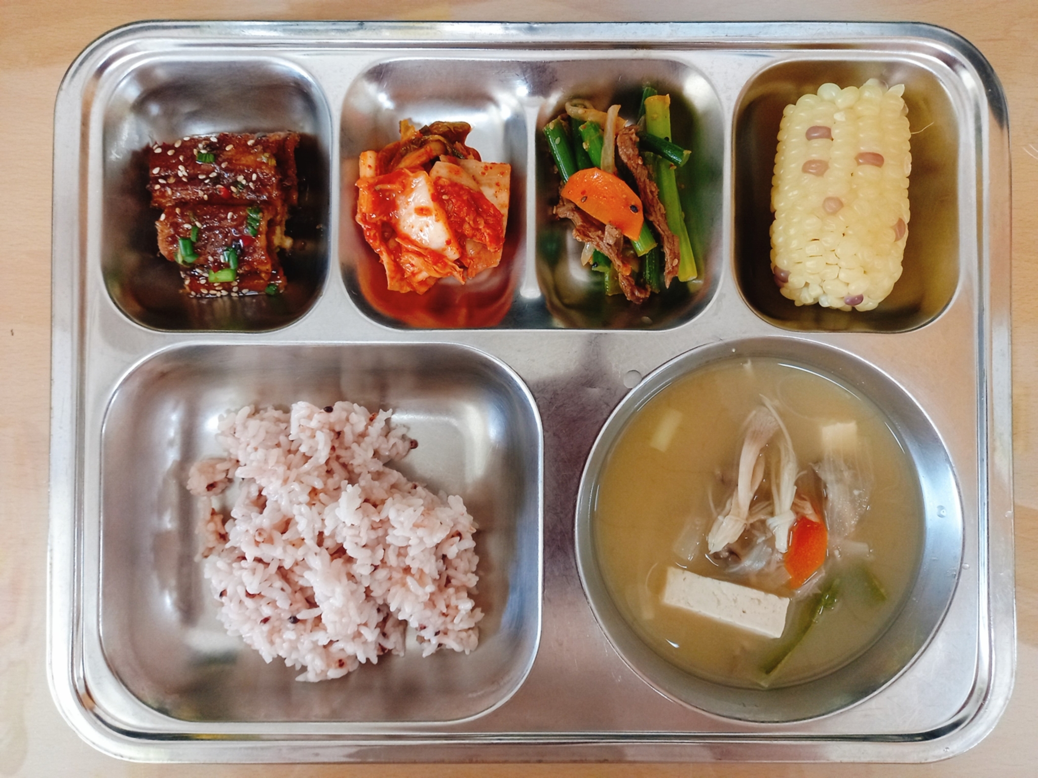 20.7.30 친환경차수수밥,버섯미소된장국,장어데리야끼구이,쇠고기마늘종볶음,김치,찐옥수수