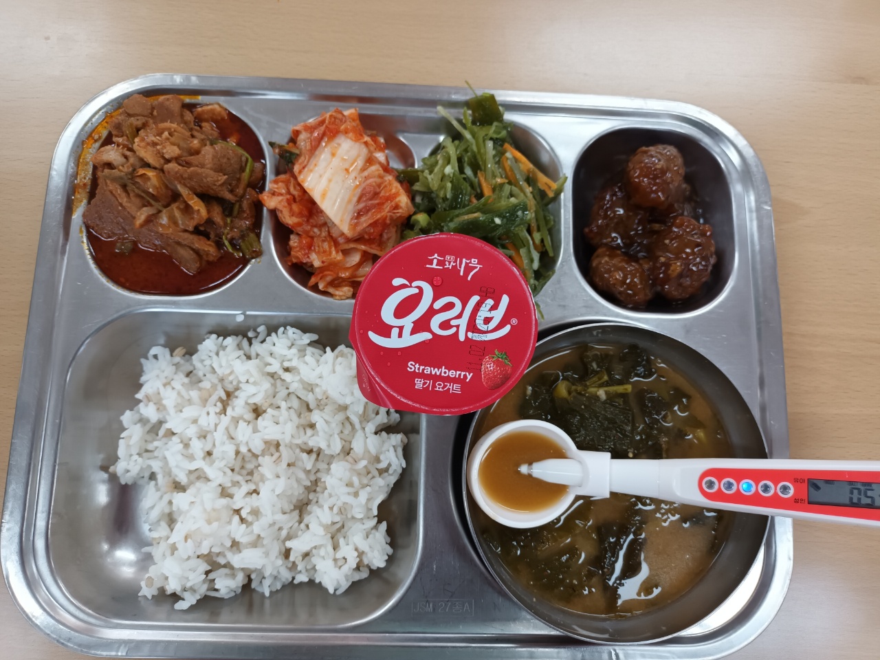 식단 보리밥 무시래기국 오리고기볶음  미트볼조림 미역줄기나물  배추김치  요거트
