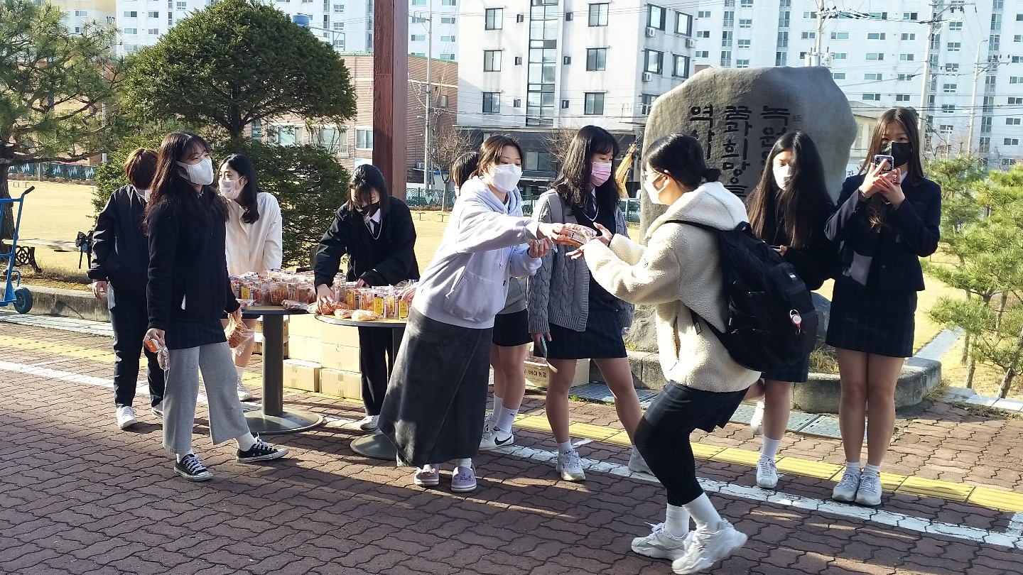 학생회에서 4월 2일 학생인권의 날을 기념하는 행사로 등교시간에 빵과 음료를 나눠주는 모습