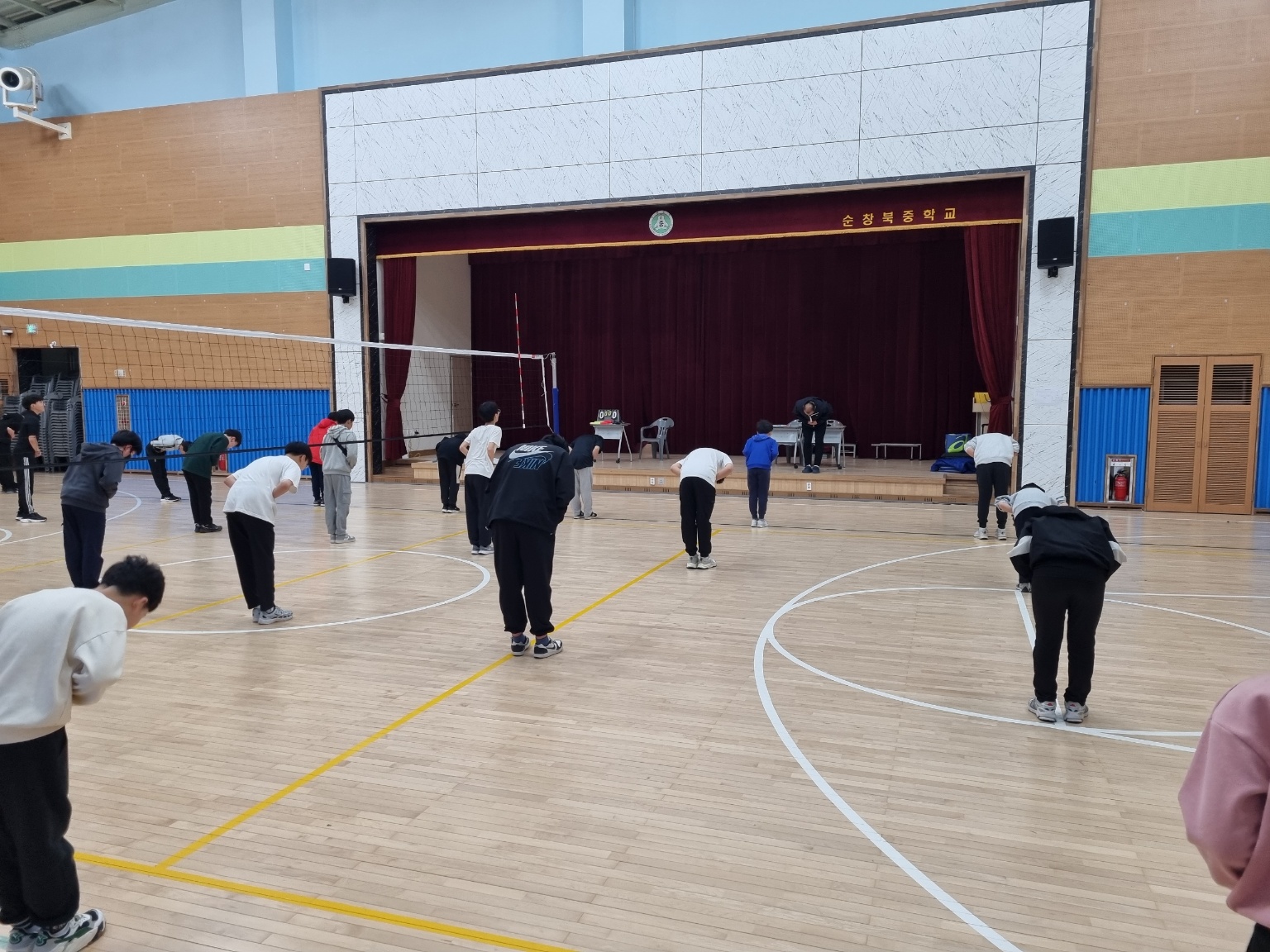 인사를 연습하는 순창북중학교 학생들