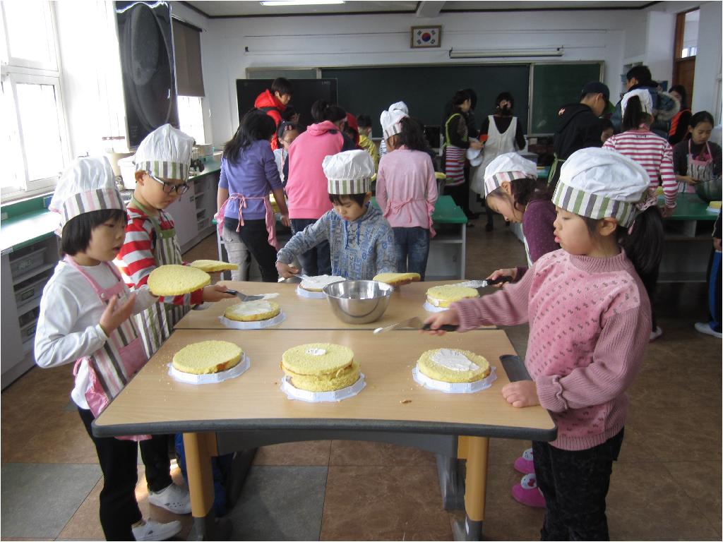 케익 만들기 재료 준비 중인 2학년 학생들