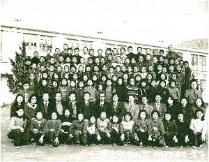 1975학년도 백운국민학교 제44회 졸업생 사진.jpg