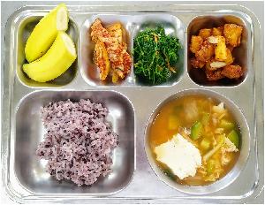 19.4.2 흑미밥,순두부탕,돈육고구마강정,비름나물,김치,바나나.png