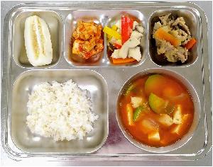 19.4.30 현미밥,감자고추장찌개,돈육간장불고기,새송이볶음,김치,참외.png