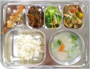 19.6.28 기장밥,감자수제비국,어묵파프리카볶음,청경채나물,김치,닭꼬치.png