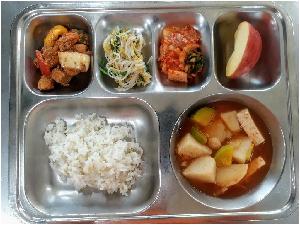 19.9.30 녹미밥,감자고추장찌개,돈육폭챱,숙주나물,김치,사과.png