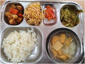 11.25 현미쌀밥,어묵국,콩나물무침,미역줄기볶음,양념바베큐닭찜,포기김치.jpg