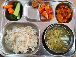 11.27 보리밥,콩나물국,오이스틱,감자채볶음,오리불고기,깍두기.jpg