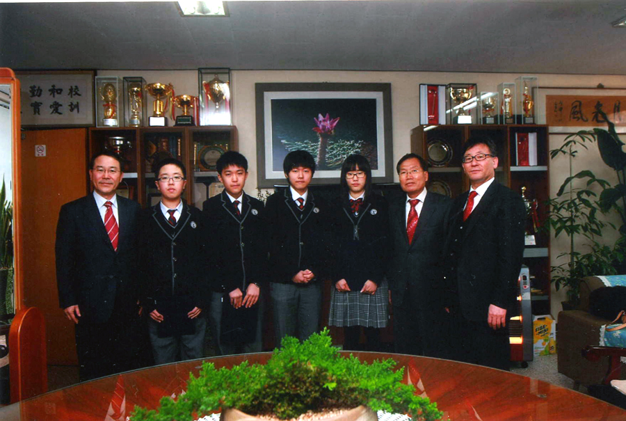 재경동창회 정진곤 회장님과 김진철 전회장님이 장학금을 전달한 후 교장실에서 학생들과 기념 촬영