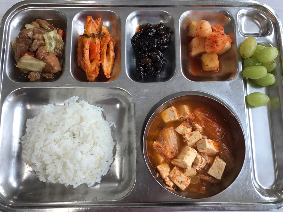 <석식>찰현미밥 참치김치찌개 돼지갈비찜 부들어묵고추장볶음 콩조림&깍두기 파인애플