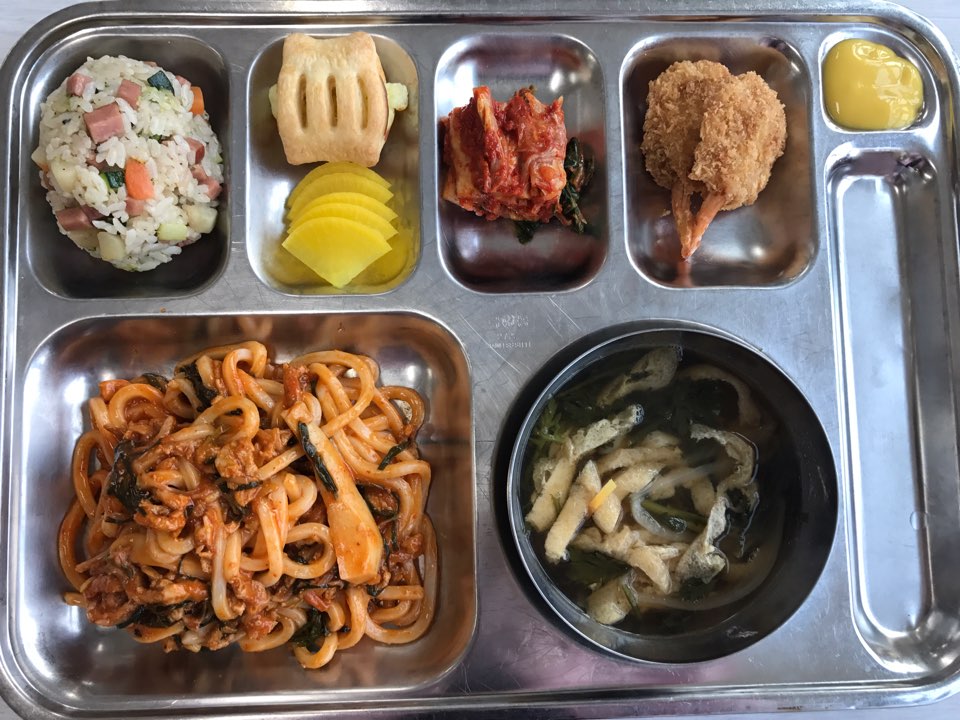 <석식>불고기볶음우동 가쓰오유부장국 햄야채볶음밥(소) 플라잉새우튀김&머스타드 단무지 배추김치 미니크림치즈파이