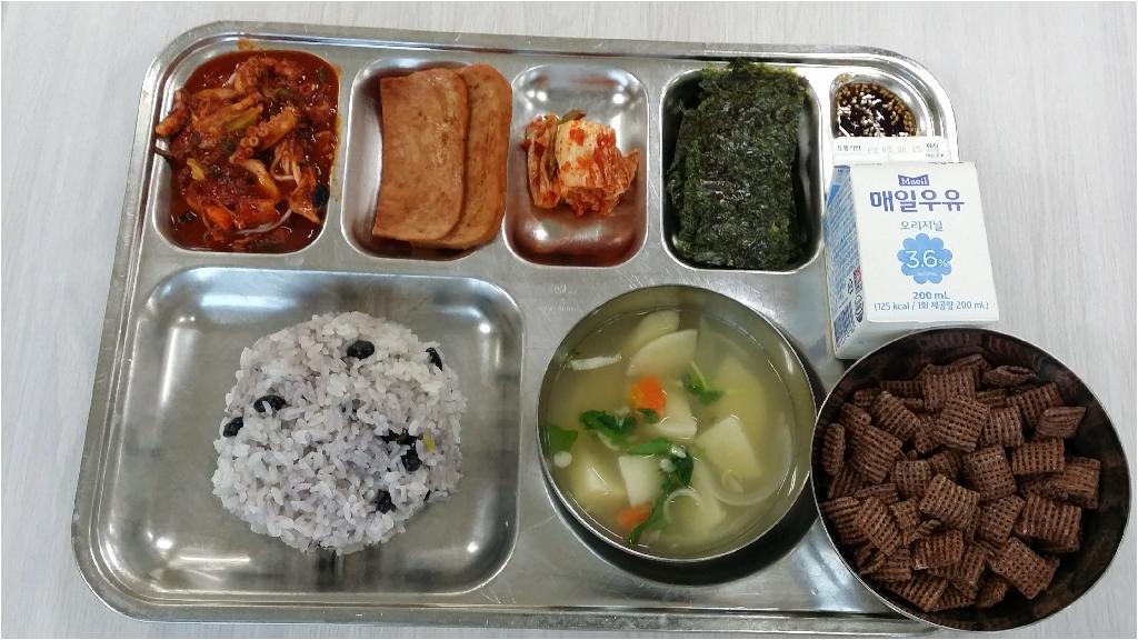 <조식> 서리태밥 감자국 쭈꾸미볶음&소면 로스팜구이 구운김&간장 배추김치 시리얼&우유 