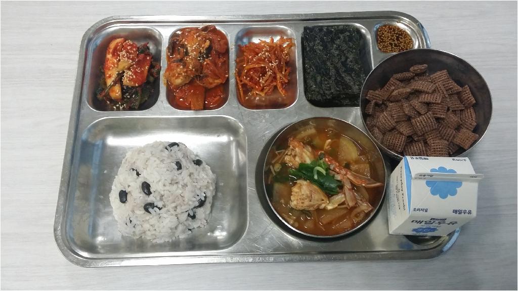 <조식>서리태밥 꽃게탕 닭봉김치볶음 진미채고추장볶음 구운김&간장 총각김치 시리얼(첵스)&우유 