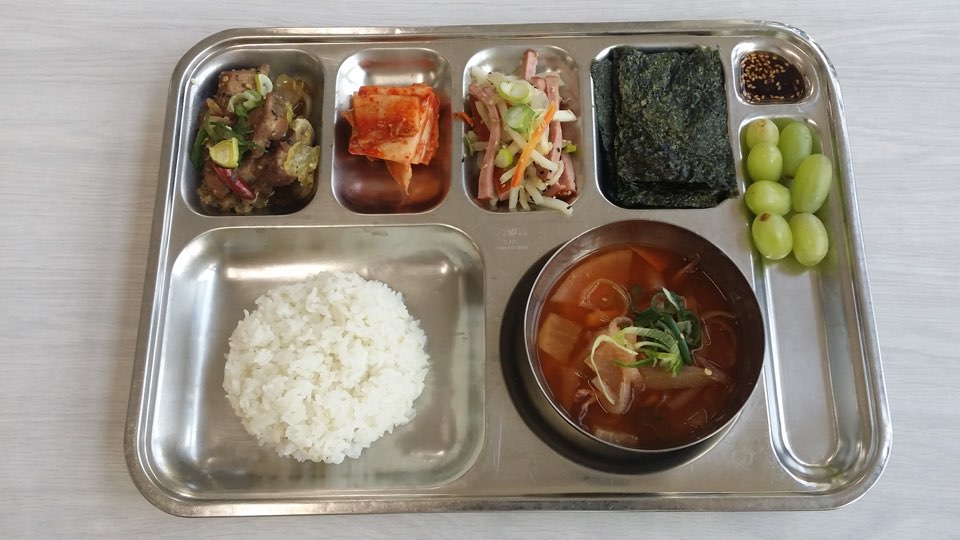 <조식>찰현미밥 얼큰오징어무국 돼지갈비찜 햄감자채볶음 구운김&초간장 배추김치 청포도