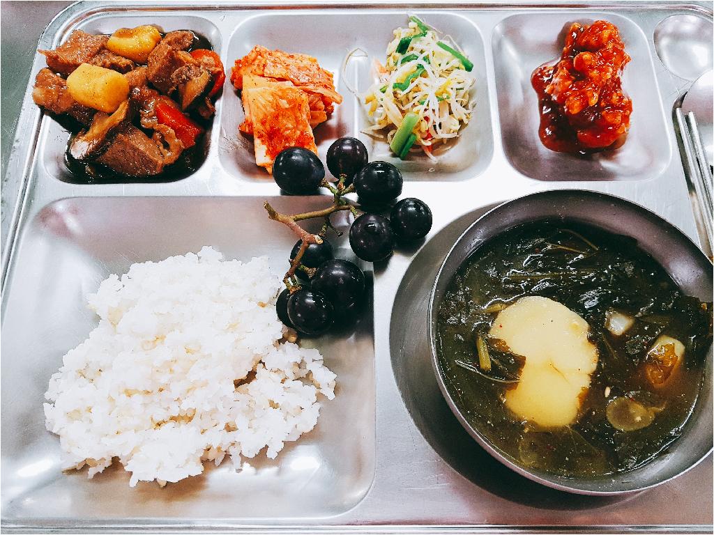 21일(목)현미밥,감자아욱국,떡돼지갈비찜,숙주미나리무침,삼치강정,배추김치,친환경포도