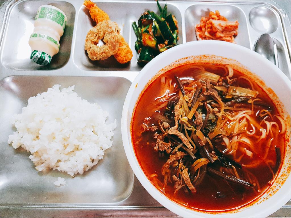 수수밥,콩지지감자탕,훈제오리야채볶음,참나물무침,치킨너겟,깍두기.멜론