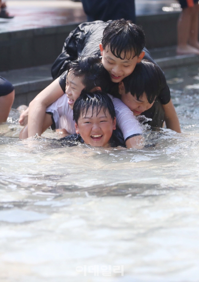 국 대부분 지역에 폭염특보가 발효된 24일 서울 송파구 성내천 물놀이장에서 어린이들이 물놀이를 하며 더위를 식히고 있습니다.