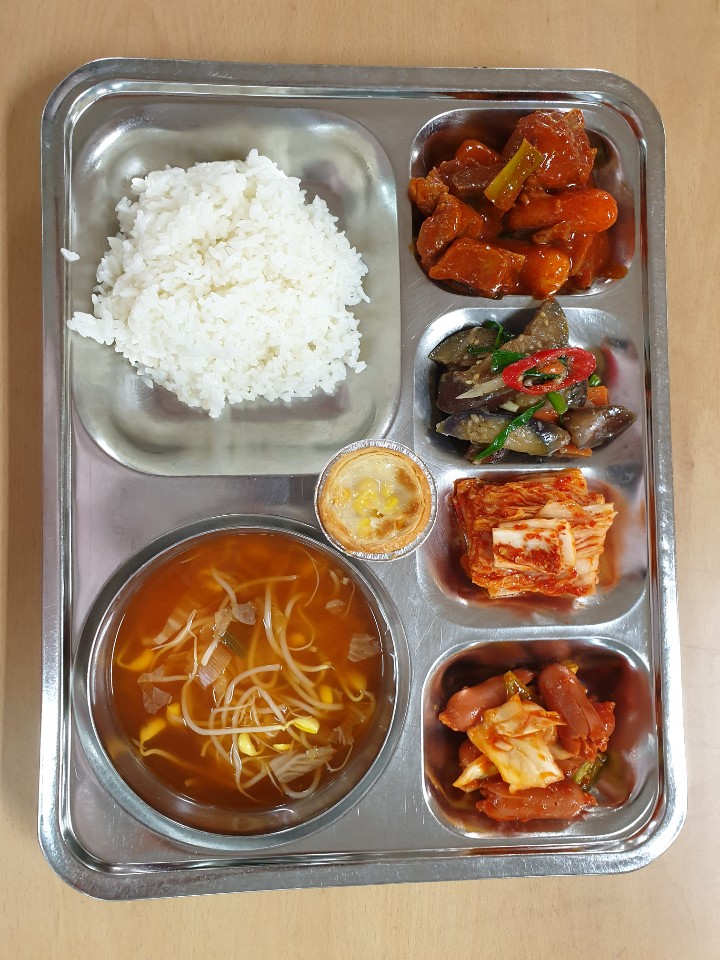 [중식] 차조밥, 김치콩나물국, 가지나물볶음, 돼지갈비떡매운조림, 비엔나야채볶음, 배추김치, 귀요미콘타르트