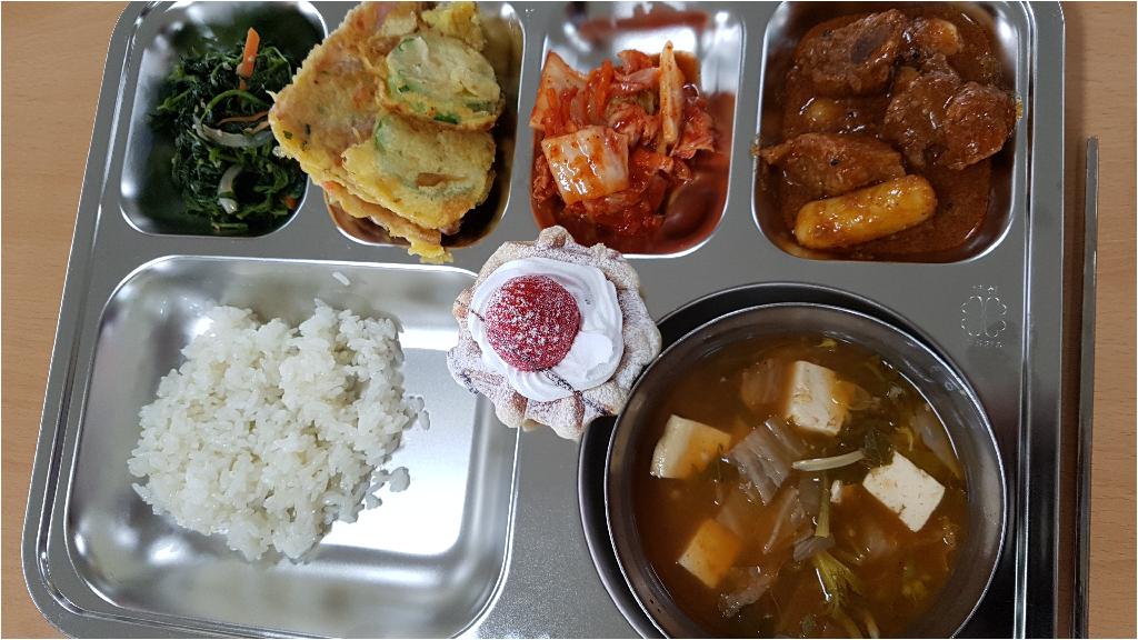 찰보리밥,냉이된장국,깻일순볶음,애호박햄전,배추김치,생크림와플