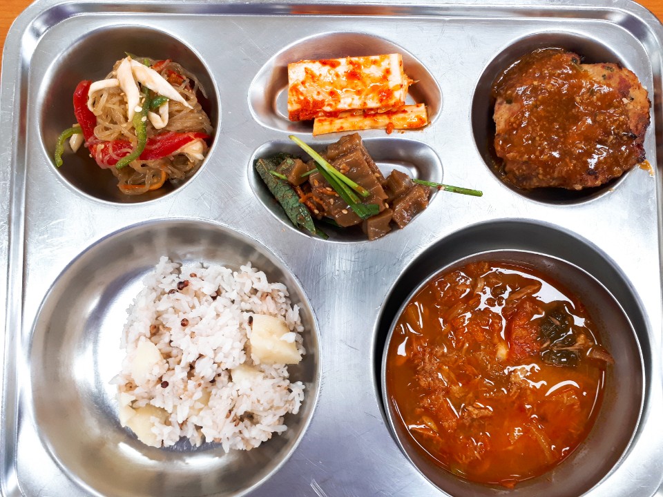 현미밥, 참치감자찌개, 도토리묵무침, 실곤약버섯잡채, 함박스테이크, 총각김치